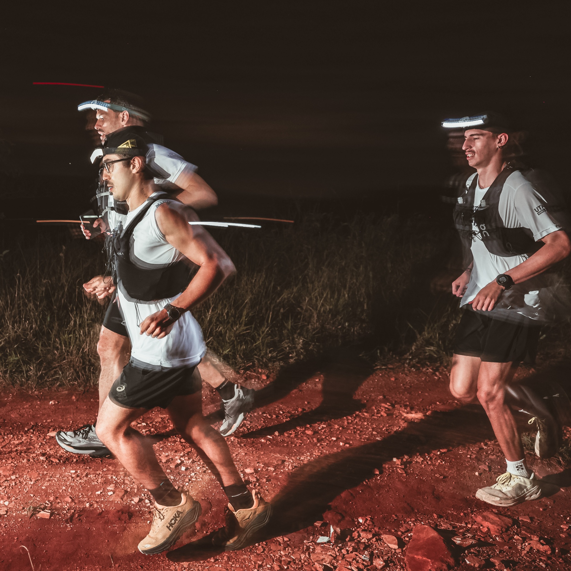 Corredores em treino noturno de trilha