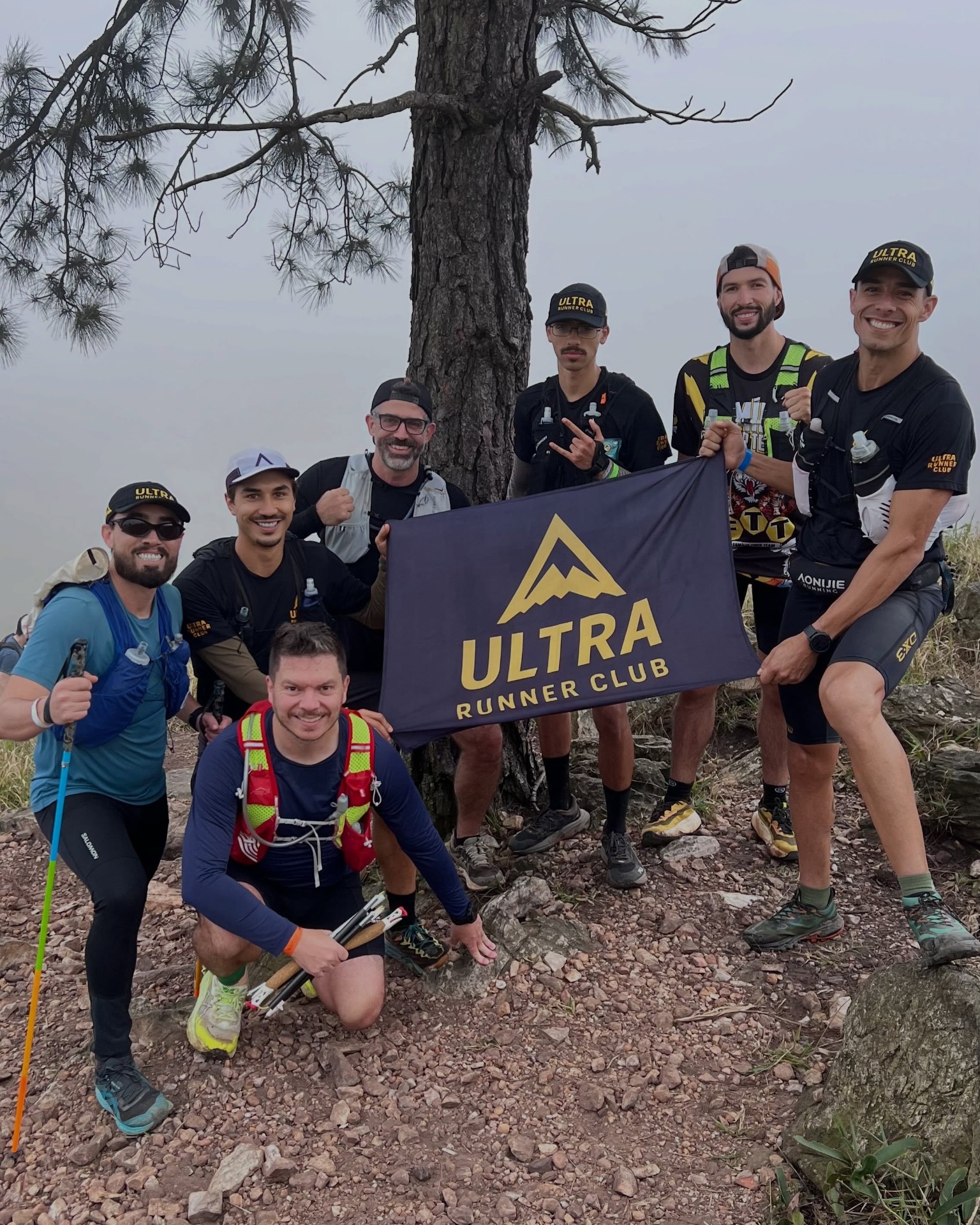 Time no topo com a bandeira Ultra Runner Club